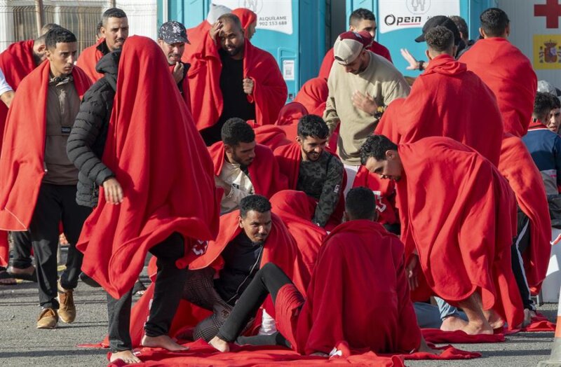 En la imagen, algumas personas de los dos grupos de casi un centenar de personas socorridas por la mañana por la Guardamar Polimnia y la Salvamar Al Nair: 48 magrebíes (46 hombres y dos mujeres) y 49 subsaharianos (43 varones, cinco mujeres y un menor). EFE/ Adriel Perdomo