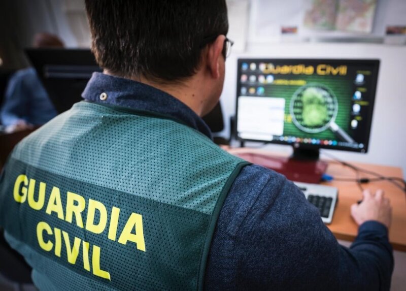 Un agente de la Guardia Civil maneja un ordenador GUARDIA CIVIL