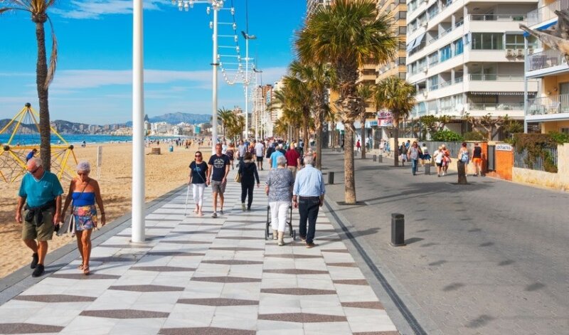 paseo marítimo con turistas