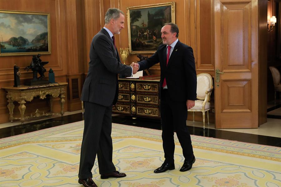 El rey Felipe VI se reúne este lunes con el presidente de Unión del Pueblo Navarro (UPN), Javier Esparza, el primero de la nueva ronda de consultas que abre el Monarca con los representantes de los partidos políticos para designar un nuevo candidato a la investidura del Gobierno de España. EFE/ Fernando Alvarado /POOL