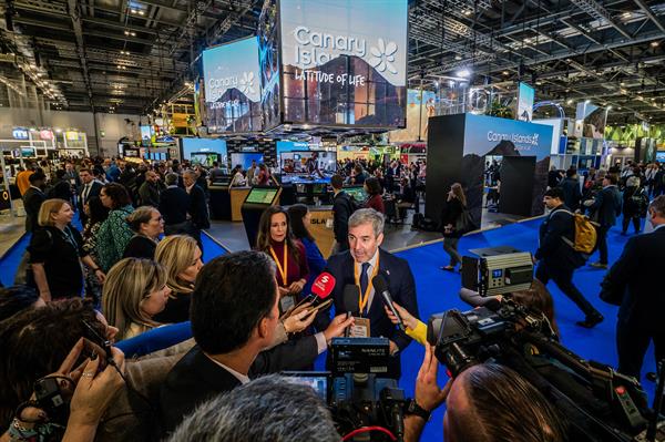 El presidente de Canarias, Fernando Clavijo atiende a los medios de comunicación en la World Travel Market de Londres / Gobierno de Canarias