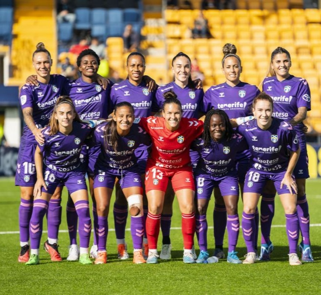 El equipo tinerfeño lució su segunda equipación, de color morado, en apoyo al Día Internacional de la Eliminación de la Violencia Contra la Mujer