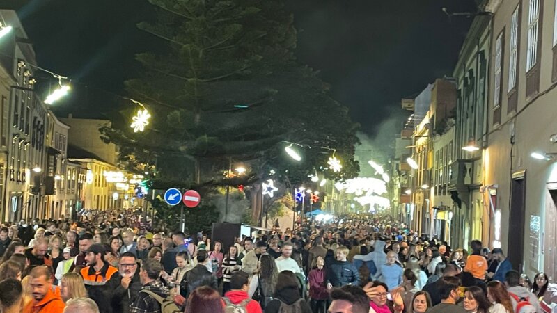 Una jornada que ha tenido un gran éxito de afluencia en el casco histórico, bajo las luces navideñas que ya iluminan las calles