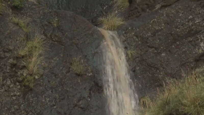 Imagen pequeña cascada de agua en la isla de La Palma 