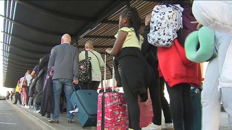 Colas de turistas para coger un taxi