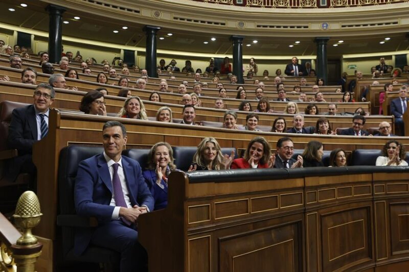 El presidente del Gobierno en funciones, Pedro Sánchez (i), recibe el aplauso de la bancada socialista al término de la segunda jornada del debate de investidura, este jueves en el Congreso de los Diputados en Madrid. Sánchez ha sido reelegido tras ser votado por 179 diputados tras pactar diferentes acuerdos con sus socios parlamentarios y una ley de amnistía para los encausados del 'procès'. EFE/ Javier Lizon