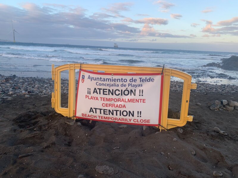 Cierran la playa de Las Terrazas por un vertido de crudo