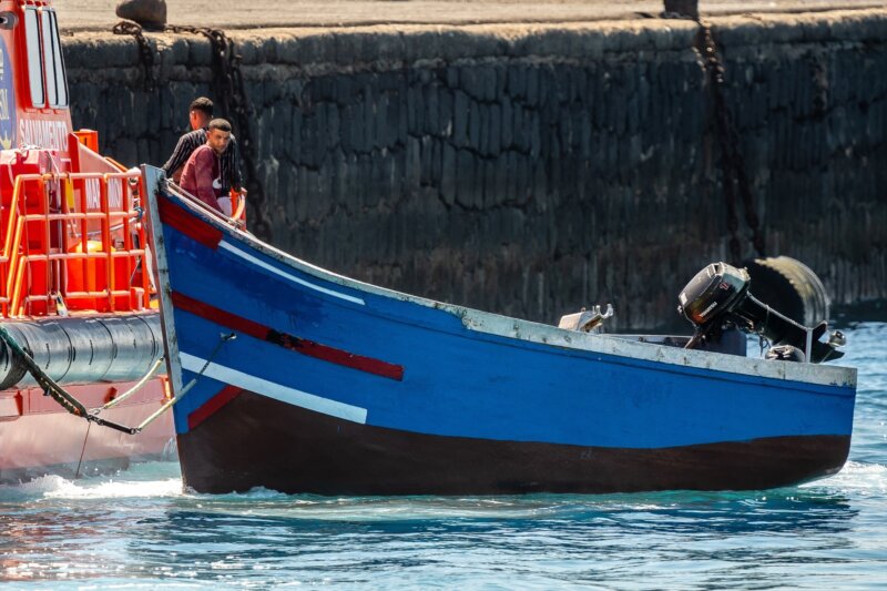 La delegación ha asegurado que está retirando las pateras acumuladas en El Hierro y preparando la limpieza de zonas como el muelle de Arinaga