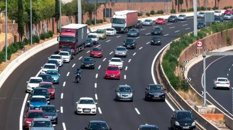 En la Comunidad de Madrid se han producido un total de cinco accidentes, uno de ellos en la A-6 sentido salida que provoca unos tres kilómetros de retenciones en Torrelodones