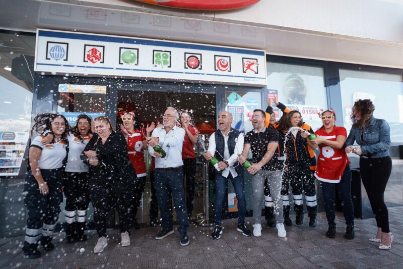 ¿Qué hacer si te toca la lotería de navidad? GRAFCAN2974. GRANADILLA DE ABONA (TENERIFE) (ESPAÑA), 22/12/2023.- Los propietarios y empleados de la gasolinera La Chasnera, situada en el kilómetro 54 en la autopista TF-1, en Granadilla de Abona (Tenerife) celebran haber vendido el primer premio con el número 88008 del sorteo extraordinario de Navidad de la Lotería Nacional. Este año, han despachado seis décimos del Gordo (2,4 millones de euros en premios) y 47 décimos del segundo premio y varios quintos agraciados con un total de 484.000 euros más. EFE/Ramón de la Rocha