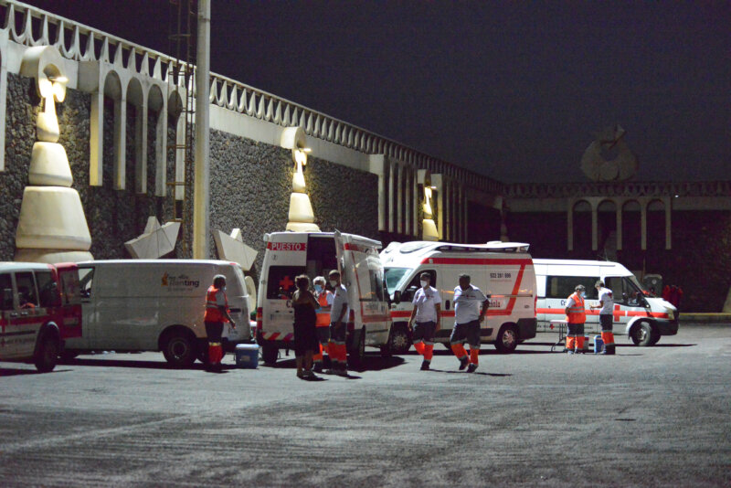 La segunda embarcación rescatada, con 54 personas, arribó en el muelle de La Restinga, en el municipio de Pinar de El Hierro, pasadas las 00.00 horas de este lunes