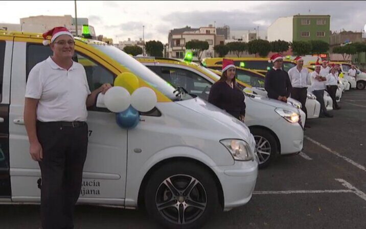 Las personas mayores de Santa Lucía de Tirajana se van de "paseo solidario" para ver el alumbrado navideño