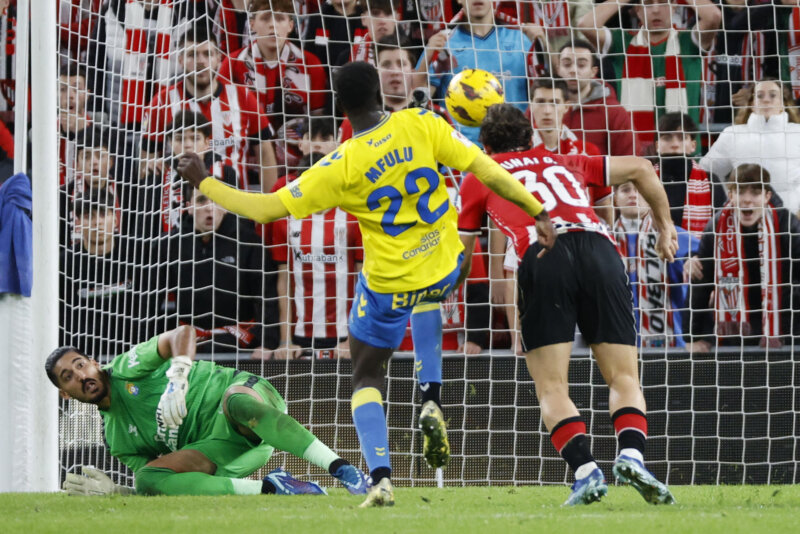 Unai Gómez marca su gol durante el encuentro de la jornada 18 de LaLiga entre Athletic Club de Bilbao y UD Las Palmas, en el estadio de San Mamés, en Bilbao. EFE/ Luis Tejido