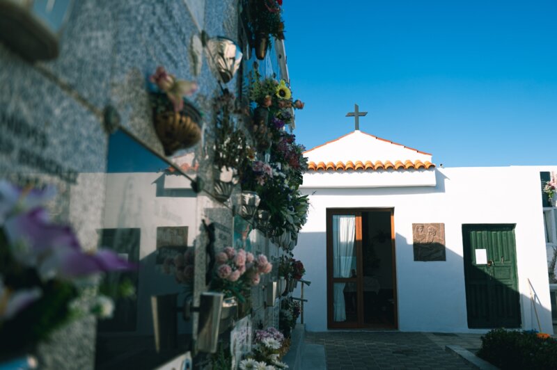 Las labores en el cementerio de Valle de Guerra consistieron en el mantenimiento de la pintura de todo el recinto