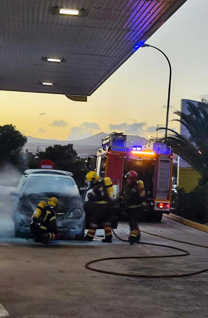 Una vez en el lugar los bomberos comprobaron que el incendio ya había sido prácticamente sofocado por un Cabo del Servicio