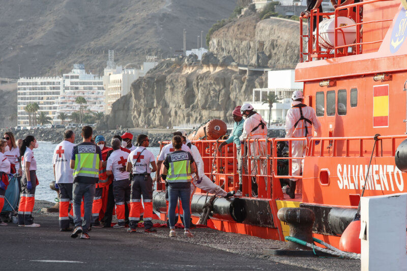 Rescatan un cayuco a la deriva en aguas cercanas a Gran Canaria con unos 100 migrantes