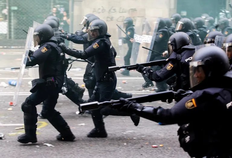 Amnistía para 46 policías del 1-O. Imagen carga policial el 1-O. EFE