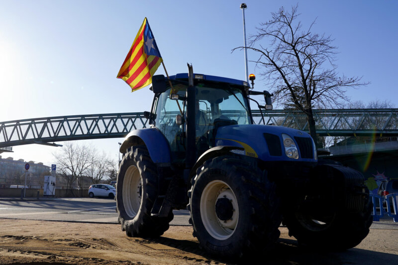 Tractores intentan bloquear Mercabarna y el puerto de Tarragona