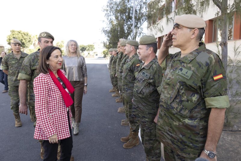 El Cabildo de Tenerife convertirá los cuarteles del Cristo en un complejo sociosanitario. En dos semanas formaliza la compra al Ministerio de Defensa. Imagen de archivo de Margarita Robles
