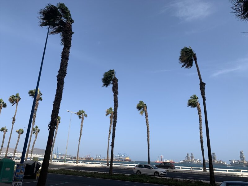 Aviso amarillo por fuerte oleaje y viento en Canarias