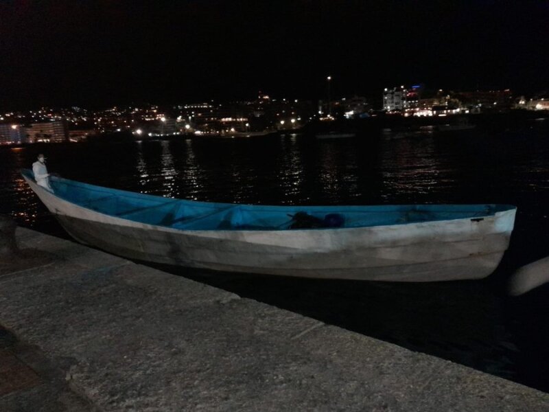 Rescate en Marruecos de 29 migrantes que creían haber llegado a Lanzarote 

Foto archivo,. Patera en un muelle de Canarias tras rescatar a migrantes PERFIL 'X' DE SALVAMENTO MARÍTIMO 21/3/2024. 