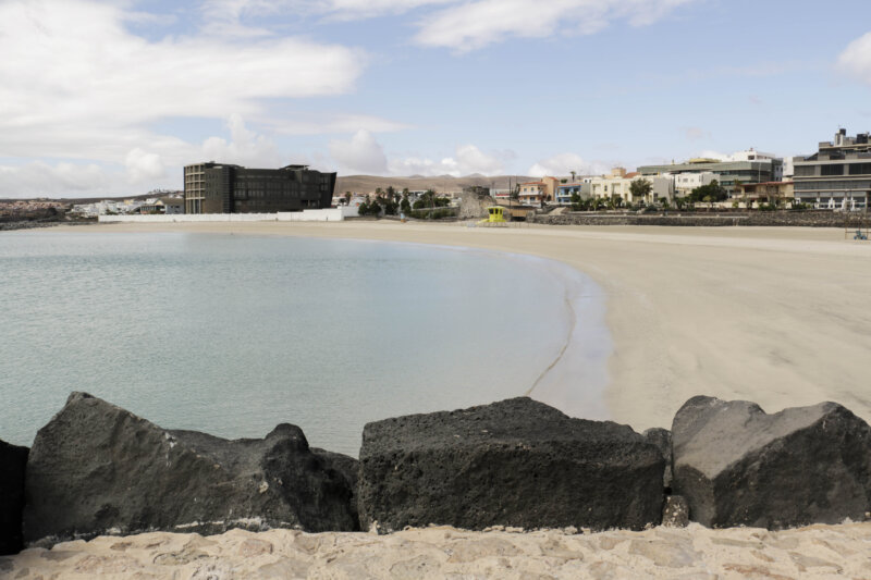 La Playa de Los Pozos en Fuerteventura incorpora banderas accesibles para personas con daltonismo