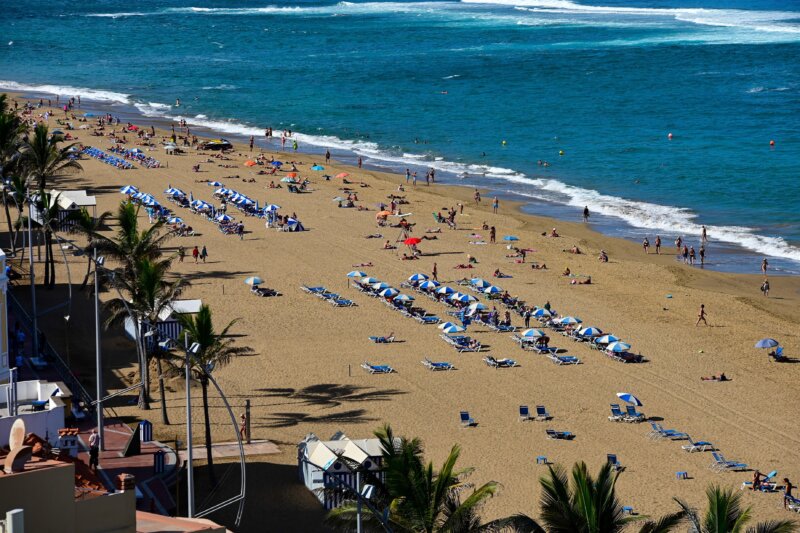 El servicio de salvamento en Las Palmas de Gran Canaria se refuerza con puntos de vigilancia con socorristas y equipamiento profesional