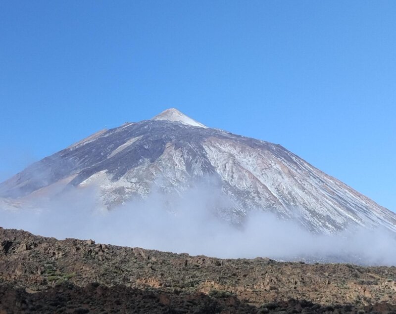 Amanecen con nieve en las Cañadas del Teide y el Roque de Los Muchachos. En la imagen se ve el Teide nevado