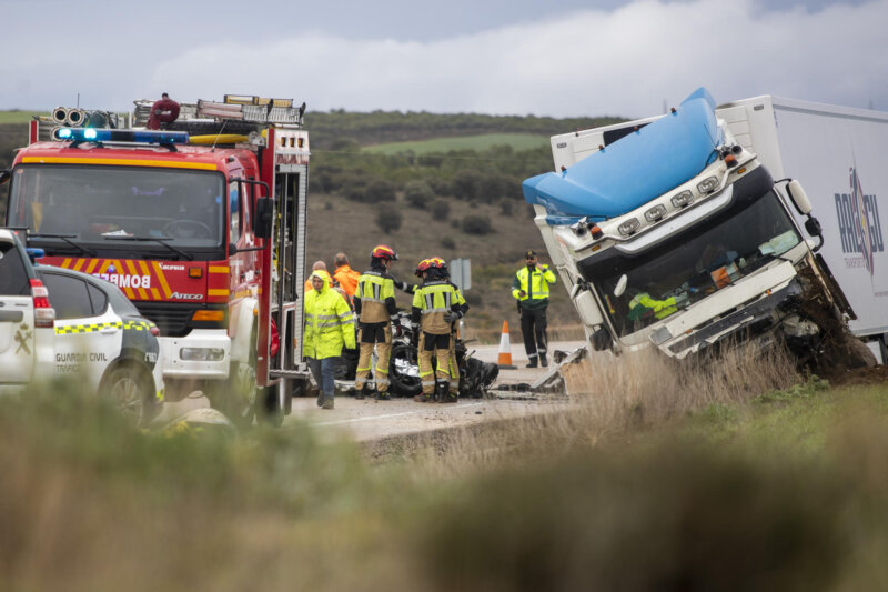 Dos jóvenes han muerto este viernes al colisionar un turismo contra un camión en la carretera autonómica CL-101, en el término municipal de Ágreda, en Soria, según ha confirmado la Subdelegación de Gobierno en esa provincia, que inicialmente informó de que eran tres los fallecidos en el accidente. EFE/ Wifredo García