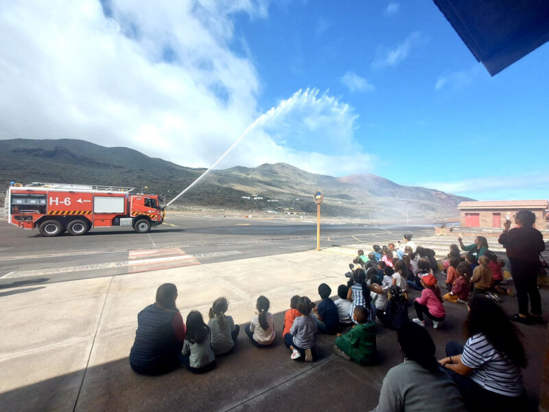 El grupo, formado por 50 alumnos y 6 maestros, pudo conocer de primera mano la gestión del aeropuerto herreño y sus principales instalaciones e infraestructuras