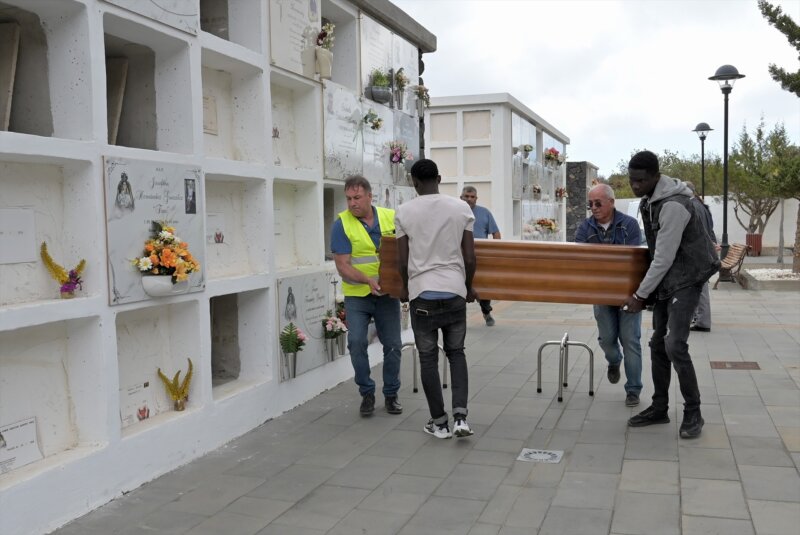 Se elevan a cinco los migrantes fallecidos en el último cayuco arribado a El Hierro