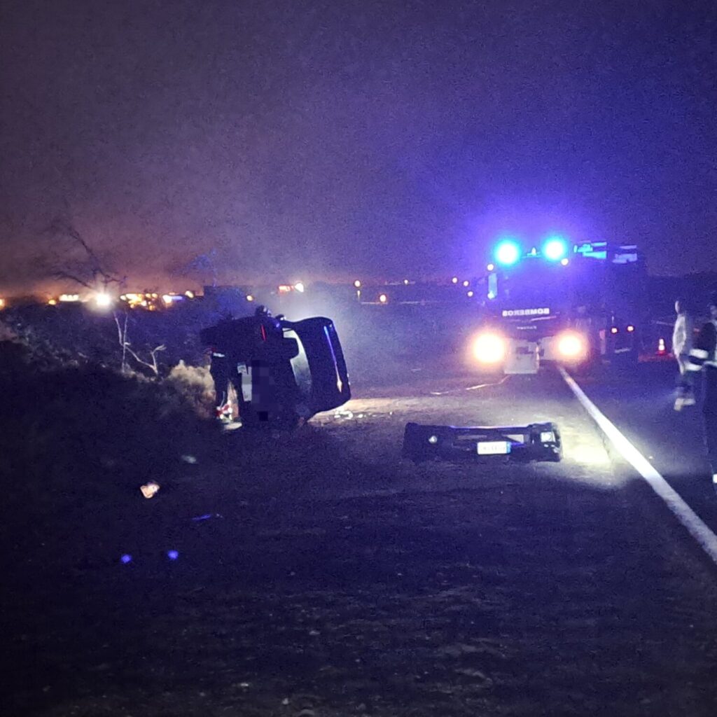 El accidente que dejó dos heridos se produjo la pasada madrugada de sábado en la Avenida de Las Palmeras, en Costa Teguise