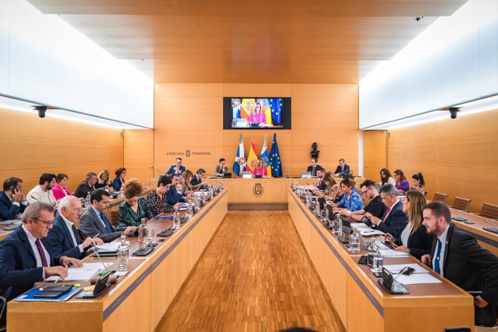 El Pleno del Cabildo de Tenerife ha aprobado hoy viernes una modificación de crédito para incorporar 20,2 millones de euros al presupuesto de este año para ejecutar políticas en materia de movilidad. 