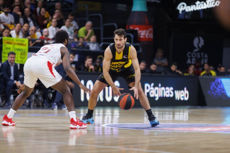 El Lenovo Tenerife ganó sin excesos problemas al Basket Girona (74-60) en un partido que dominó desde los primeros instantes