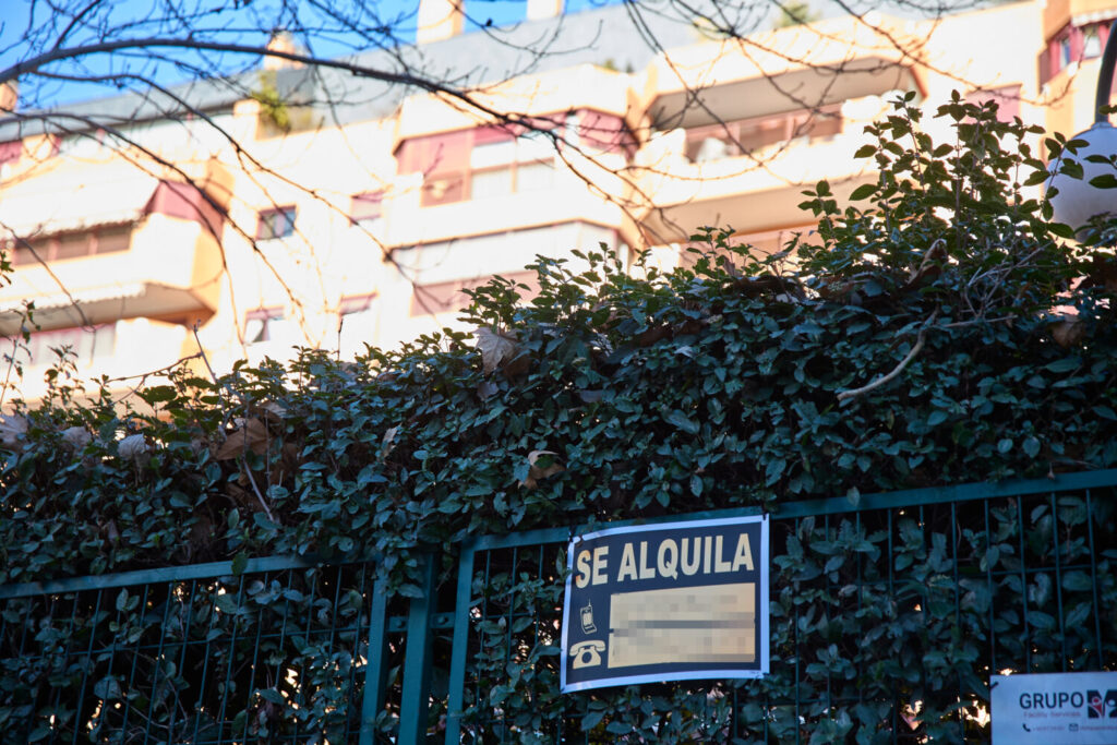 Imagen de archivo de una propiedad con un cartel de 'se alquila'