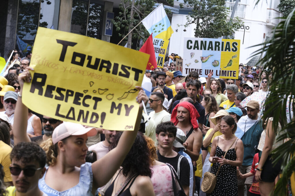 Miles de personas en una manifestación bajo el lema 'Canarias tiene un límite' por las calles de Santa Cruz de Tenerife. EFE/Alberto Valdés