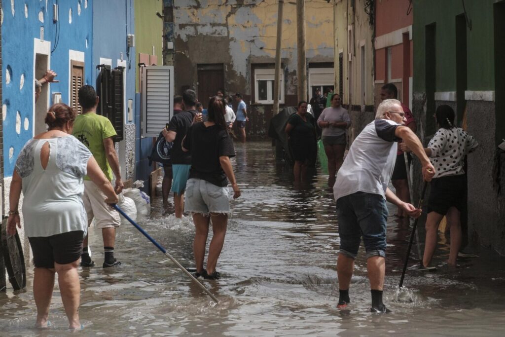 Los vecinos de San Cristóbal, en Gran Canaria, afectados por las inundaciones de las mareas vivas. Imagen: Ángel Medina/EFE