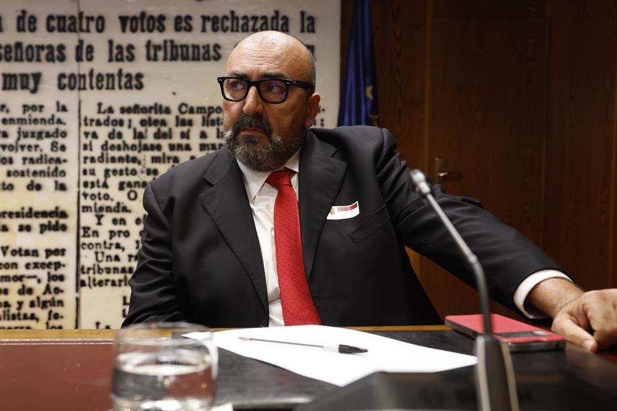 Koldo García, que fuera asesor del exministro José Luis Ábalos, comparece ante la comisión del Senado por su imputación en la presunta trama de corrupción por la compraventa de mascarillas durante la pandemia, este lunes, en la Cámara Alta. EFE/ J.J. Guillén