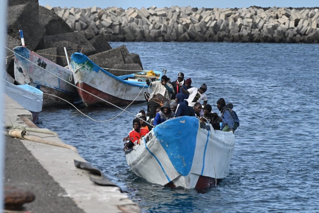 Varios migrantes llegan al puerto de La Restinga el pasado mes de febrero, en El Hierro. Imagen Europa Press