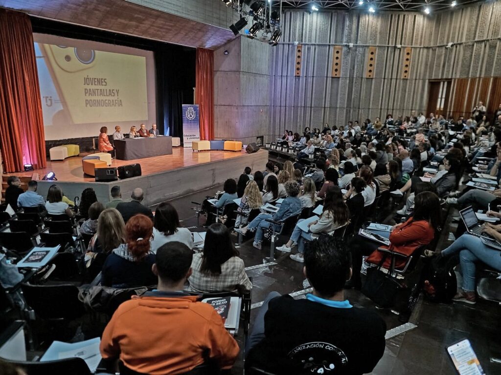 El evento ha contado con la participación de más de 400 personas entre docentes, familias, profesorado universitario, investigadores, responsables municipales de Juventud, personal dinamizador de espacios juveniles y profesionales que trabajan con la población joven.