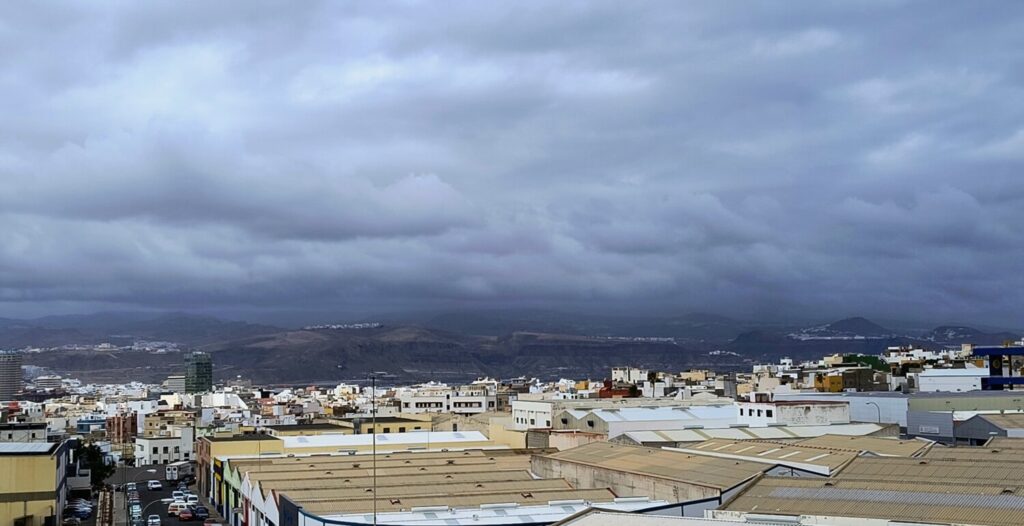 Las altas temperaturas que han caracterizado los últimos días en Canarias darán paso a un cambio de tiempo más fresco y húmedo