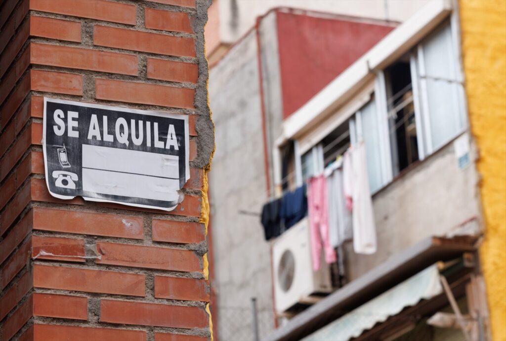 Un cartel de 'Se Alquila' en una fachada de ladrillos