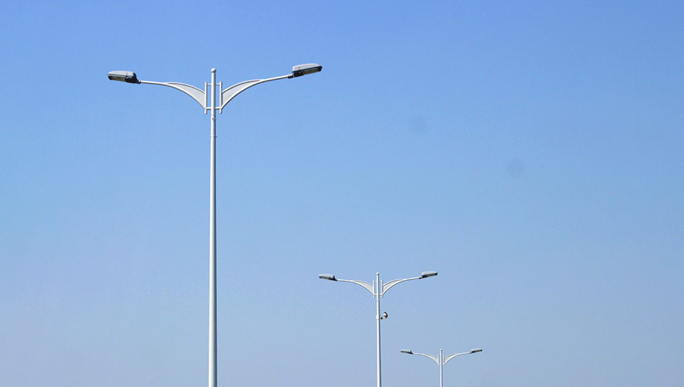 Las últimas actuaciones en La Laguna se han efectuado en el área infantil del parque del Drago en Barrio Nuevo, donde se han instalado dos nuevos puntos de luz para aumentar la luminosidad