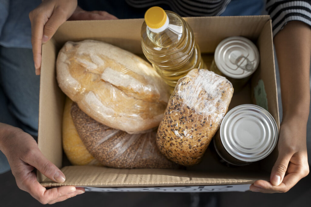 Canarias tiene una de las tasas de pobreza más altas del país. (Archivo) Caja con alimentos. Imagen de recurso Freepik