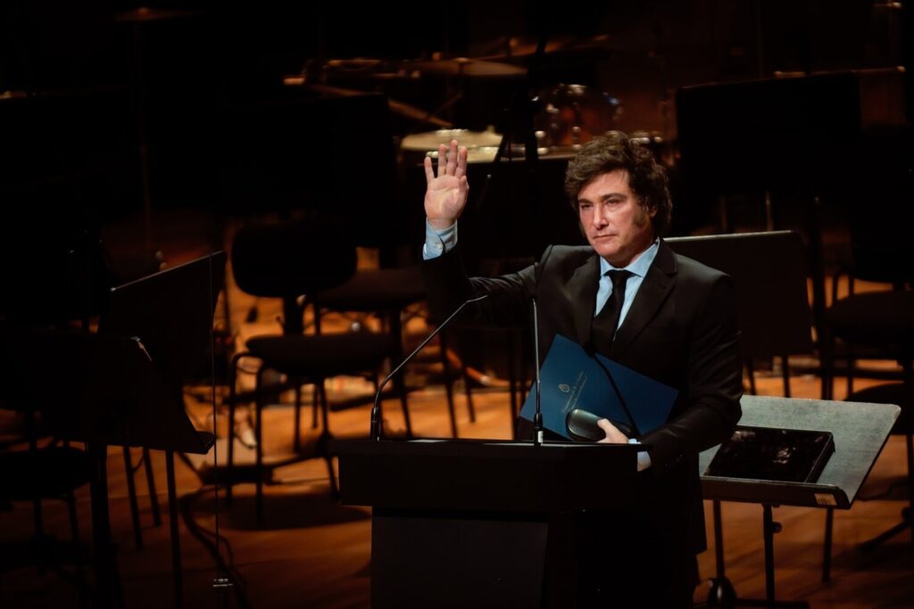 El presidente de Argentina, Javier Milei, pronuncia un discurso ante el público en el Centro Cultural Kirchner. El presidente de Argentina, Javier Milei, asiste a una ceremonia para conmemorar el Día de Conmemoración del Holocausto, que conmemora el 81º aniversario del Levantamiento del Gueto de Varsovia, en el Centro Cultural Kirchner (CCK), en Buenos Aires, Argentina.