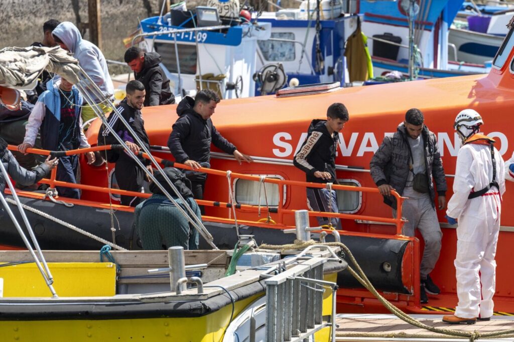 Llegada de dos neumáticas con 140 migrantes a Arrecife. (ARCHIVO) En la imagen, la Salvamar Al Nair llega al puerto de Arrecife con 43 personas, entre ellas dos mujeres y un bebé, del segundo de esos rescates. EFE/Adriel Perdomo.