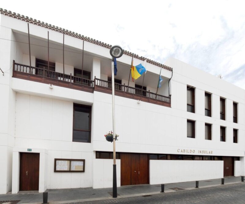 El Hierro repavimenta la carretera entre el Aeropuerto y el cruce de Tejeleita.(Archivo) Cabildo de El Hierro.