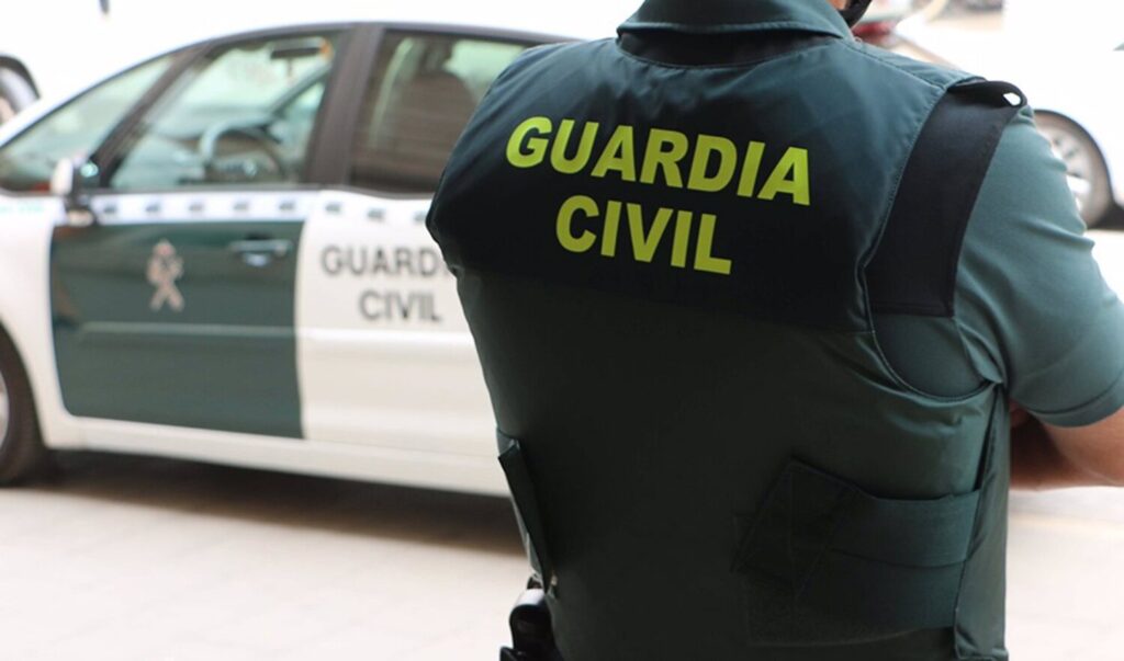 Dos agentes de la Guardia Civil fuera de servicio pillan a un varón robando en coches. Agente de la Guardia Civil. Imagen de recurso