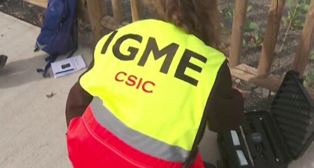 Un técnico del IGME analizando el suelo de La Palma