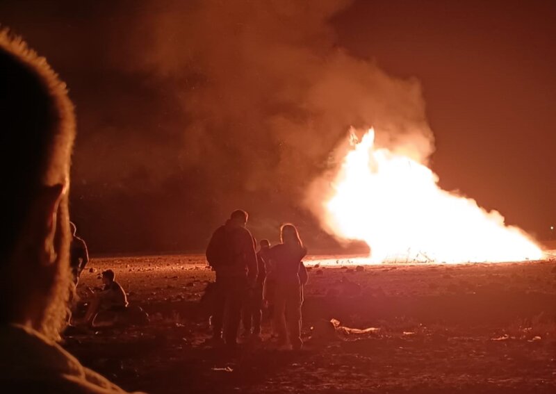 Una noche de hogueras y fuegos marcada por las medidas de seguridad, un protocolo que se intensifica este año, por el riesgo de incendio